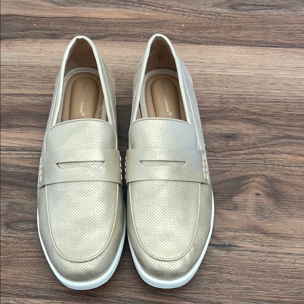 Tommy Bahama Metallic Gold Flats